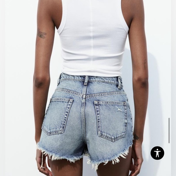 Zara High Waisted Ripped Curved Denim Shorts in Size US Women’s 6 (BNWT) - Picture 2 of 6
